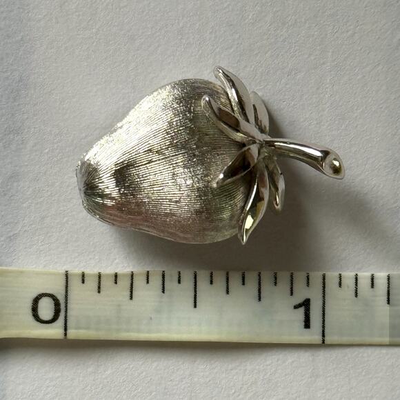 Vintage Crown Trifari Strawberry Brooch Brushed Silver Tone Signed Fruit Pin - Picture 4 of 5